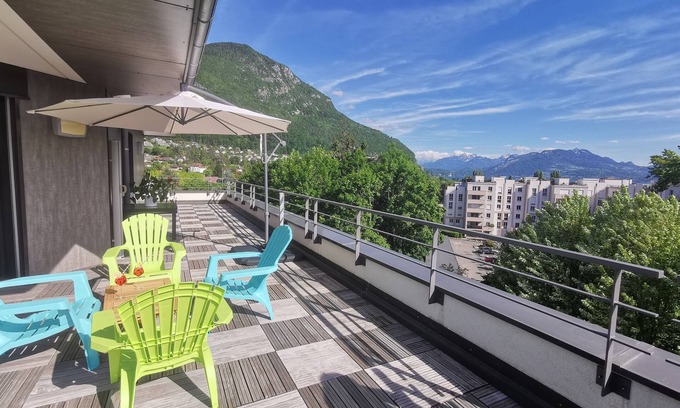Annecy-le-Vieux Apartment | Rooftop apartment near lake and amenities
