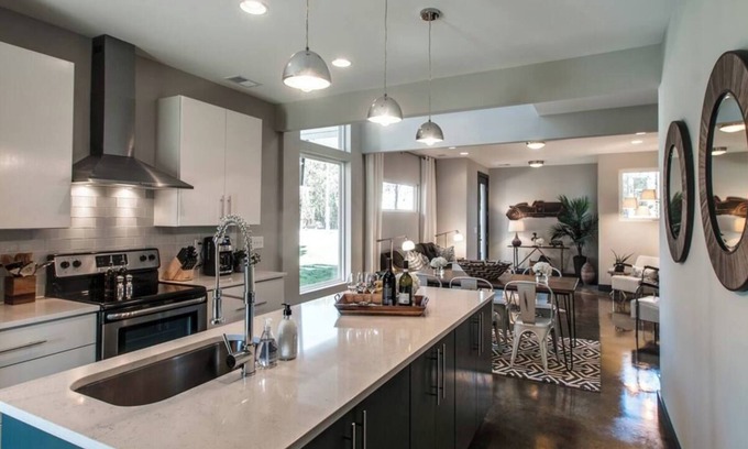 Chestnut Hill House | Rooftop - Close to Broadway - Sleeps 8!