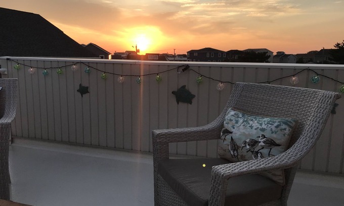 Brigantine House | *Rooftop Deck! *Newly Renovated w/Modern Amenities. 2 blocks to beach AND bay!