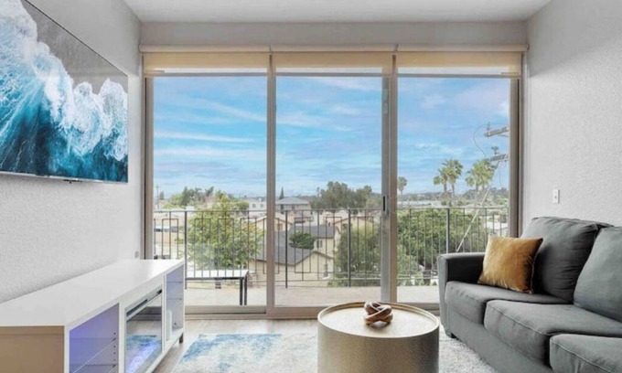 National City Apartment | Rooftop Pool & Hot Tub Family 3 Bdrm Apt