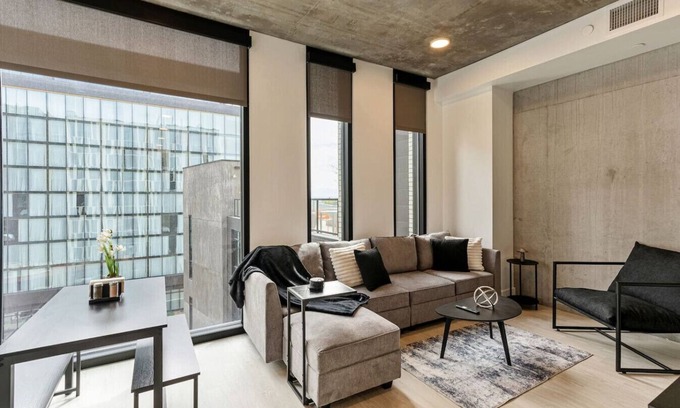 Rio Grande Apartment | Rooftop Pool + Hot tub | Gym | King Bed | Parking