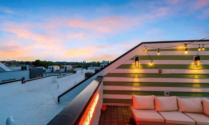 South Nashville House | Rooftop Retreat * Private Roof Deck * 12 Beds