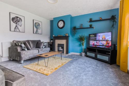 Chapeltown House | Rookwood house - spacious home with free parking - Short Stay Leeds
