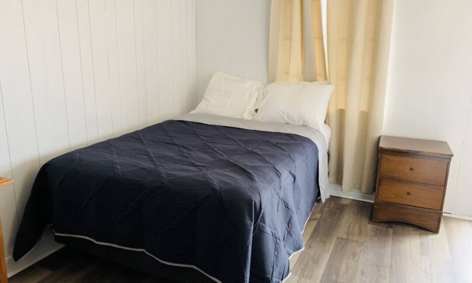 Harper House | Room 11 - Standard Queen - Sleeps 2 - Harper Motel