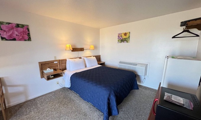 Downs Hotel | Room 110 - Standard Queen - Sleeps 2 - West Lake Grandvue Inn