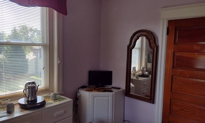 Oaks House | ROOM 2 PRIVATE BATH (FURNISHED)