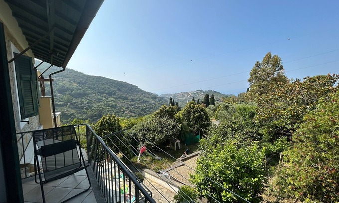 Sasso di Bordighera Apartment | Room 'Agapante' with Sea View, Private Terrace and Wi-Fi