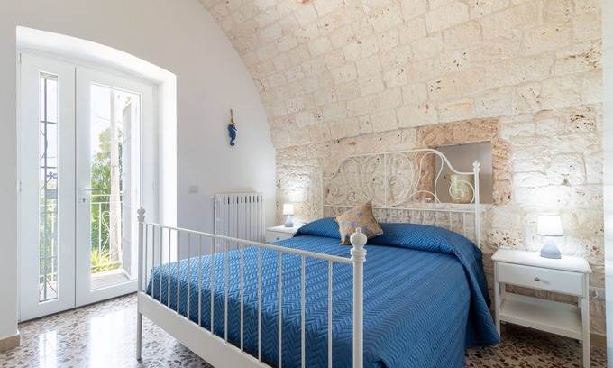 Polignano a Mare Apartment | Room 'Alba Rossa' with Shared Pool, Wi-Fi and Air Conditioning
