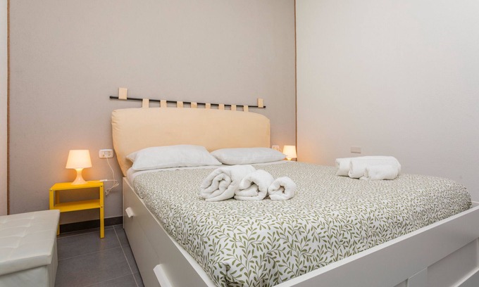 Bronte Apartment | Room 'Annunziata - Pistacchio Bronte' with Balcony, Wi-Fi and Air Conditioning