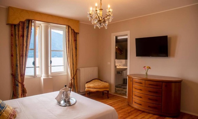 Cannobio Bed & Breakfast | Room 'Bifora- Vista Lago' with Shared Garden and Wi-Fi