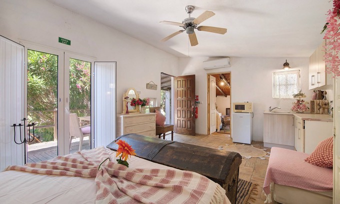 Loule Apartment | Room 'Casa De Mondo - Pink' with Shared Pool, Wi-Fi and Air Conditioning