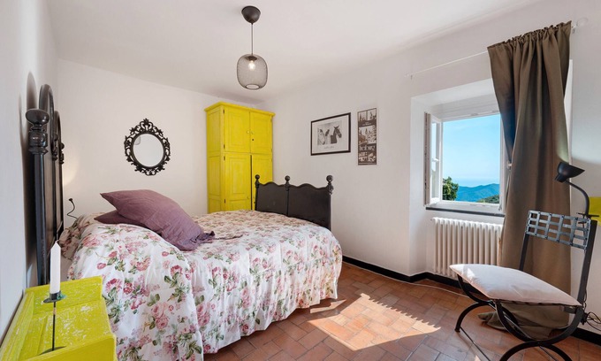Castiglione Chiavarese Apartment | Room 'Doppia 3' with Sea View and Shared Garden