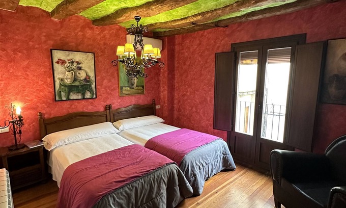 Lerin Apartment | Room 'El Tordo' with Mountain View, Wi-Fi and Air Conditioning