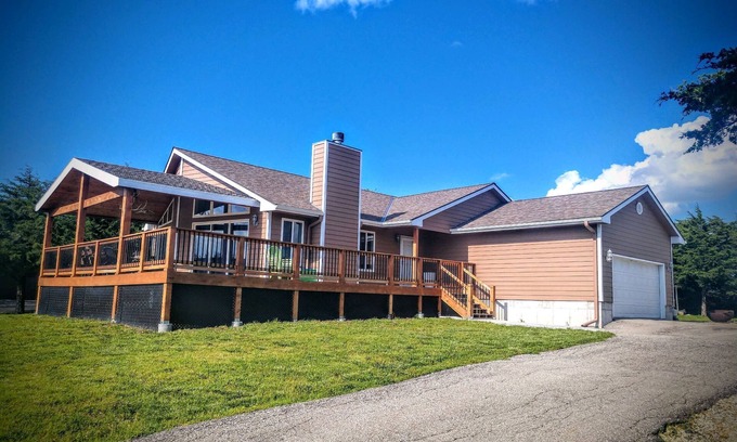 Milford House | Room for large family at Milford Lake, Kansas