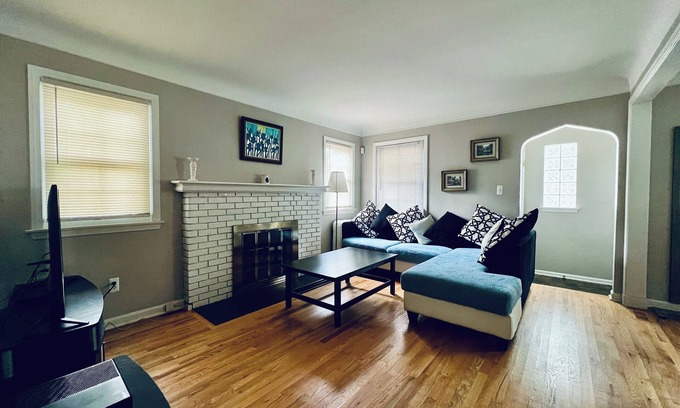 Grosse Pointe Woods House | Room for rent. Cozy upstairs bedroom + private bathroom in quiet neighborhood.n