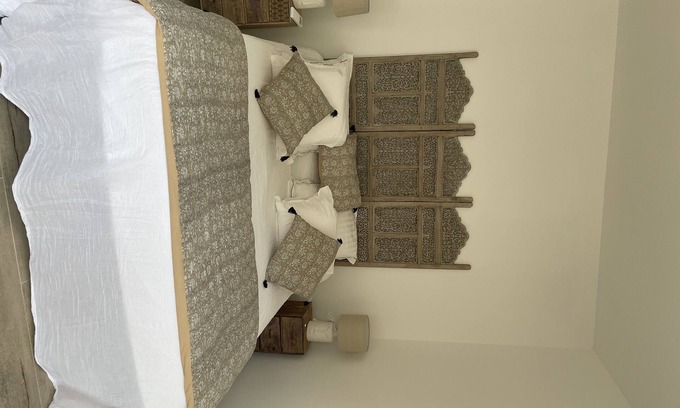 Guitera-les-Baines Bed & Breakfast | Room for rent