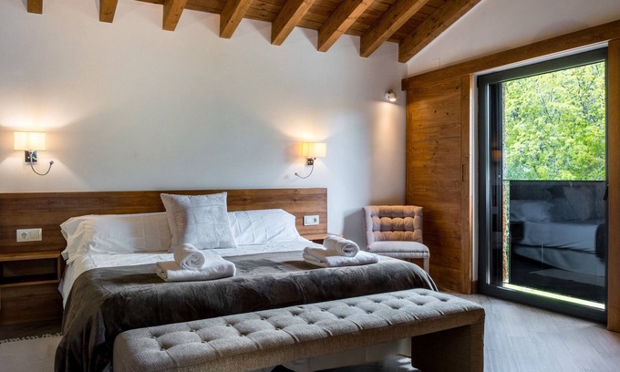 San Juan de Gredos Apartment | Room 'Galayos' with Mountain View, Shared Terrace and Wi-Fi