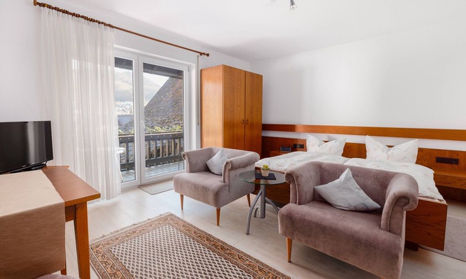 Ludwigshafen Apartment | Room 'Gästezimmer 1' with Balcony and Wi-Fi