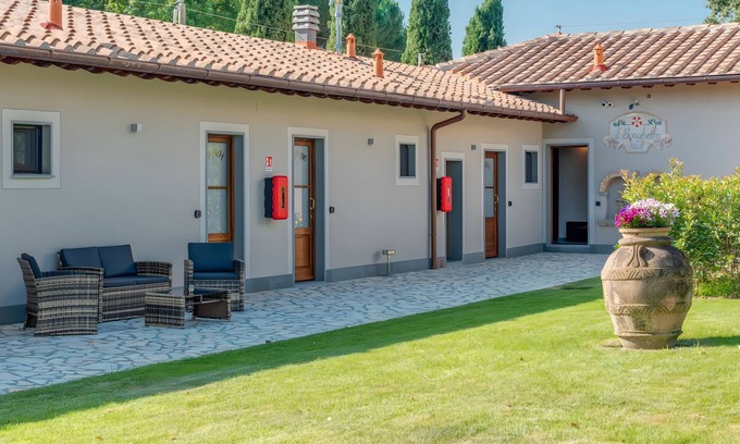 Borgo San Lorenzo Apartment | Room 'Il Borghetto Tulipano' with Shared Garden, Wi-Fi and Air Conditioning