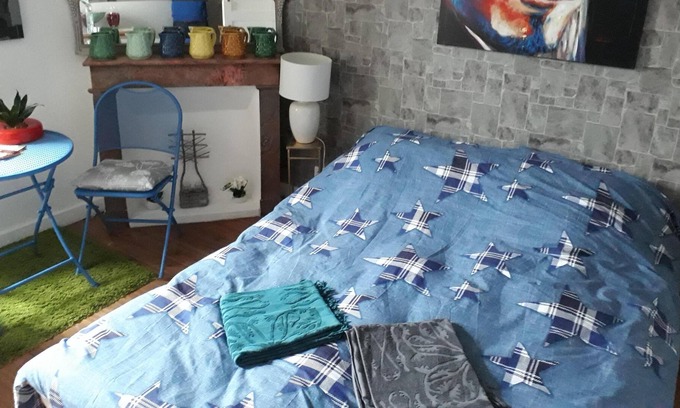 Pellegrue House | Room in village house