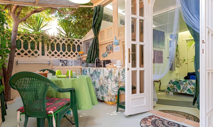 Vada Apartment | Room 'La Stanza Verde Degli Artisti' with Private Garden and Wi-Fi
