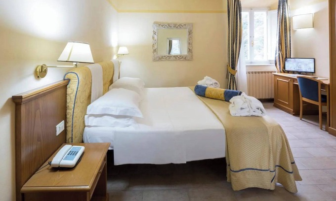 Bagni di Lucca Apartment | Room 'Matrimoniale 4' with Shared Garden, Wi-Fi and Air Conditioning