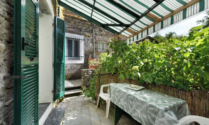 Levanto Apartment | Room 'Ortensia' with Mountain View, Shared Pool and Wi-Fi