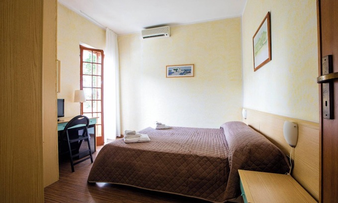 Marina di Massa Apartment | Room 'Quadrupla' with Shared Garden, Wi-Fi and Air Conditioning