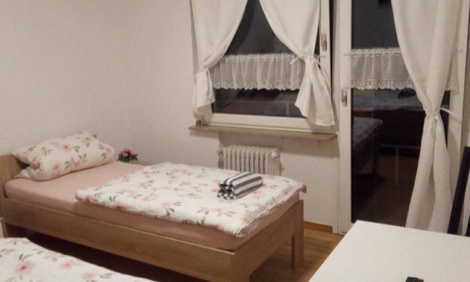 Daun House | Room rental Pargen (standard twin room with garden view)