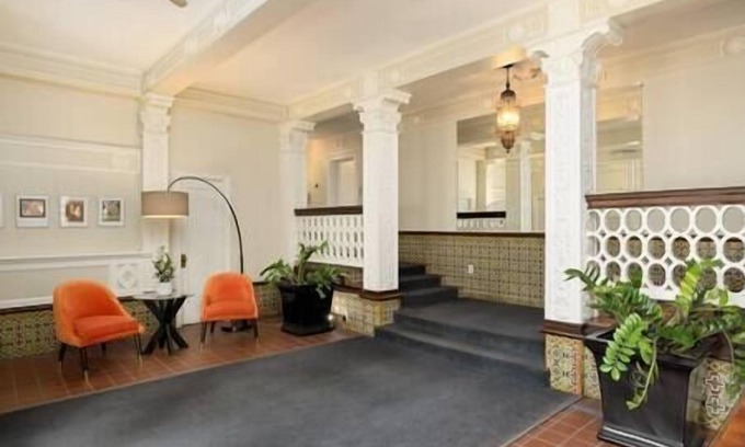 Country Club Plaza Area Apartment | Room & Roam | Country Club Plaza | Historic Studio