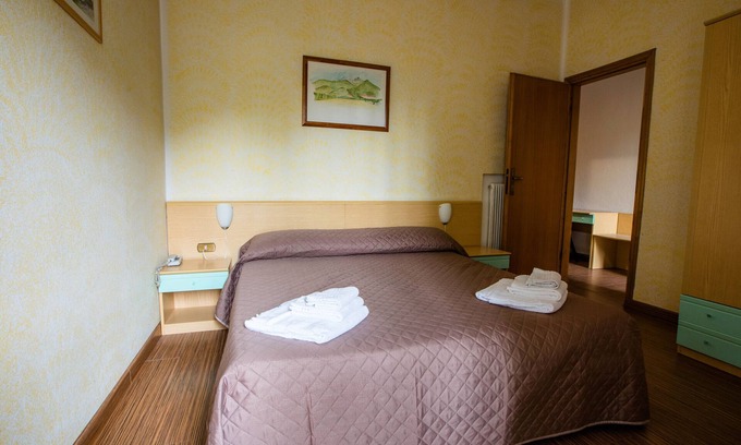 Ronchi Apartment | Room 'Stanza Doppia' with Shared Garden, Wi-Fi and Air Conditioning