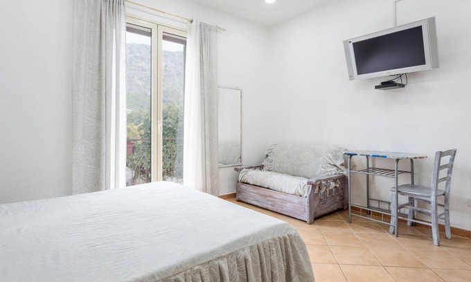 Isola delle Femmine Apartment | Room 'Umberto I' with Balcony, Wi-Fi and Air Conditioning