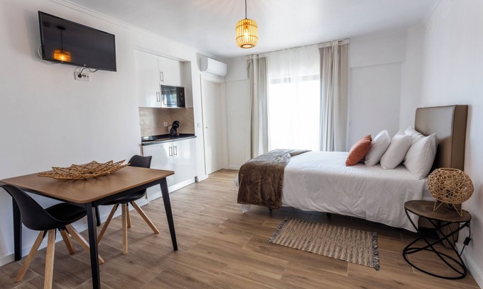 Castelo Apartment | Room with private bathroom and balcony with nature view in Casa das Vinhas, Sesimbra
