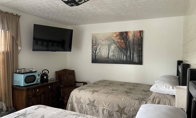 Clay City Cabin | Room with wi-fi, mini fridge and microwave Red River Gorge area
