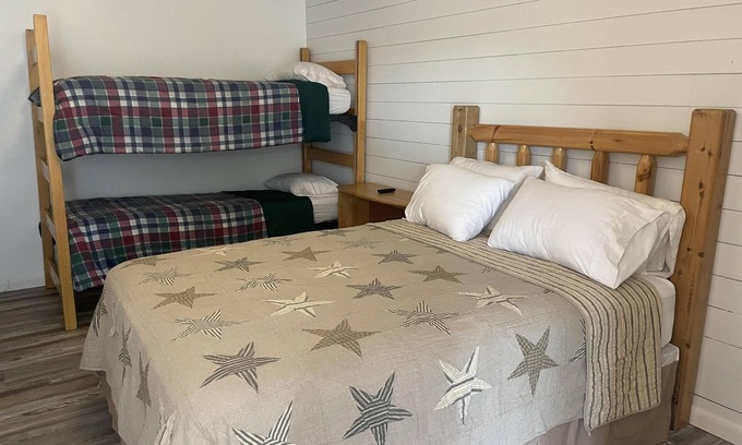 Clay City Cabin | Room with wi-fi, mini fridge and microwave Red River Gorge area