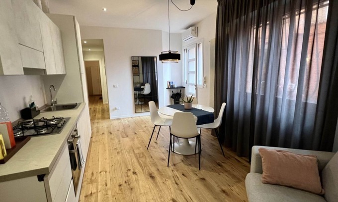 Old Town Apartment | Roomy apartment of 50 sqm located on the ground floor (steps to access), can accommodate up to 4 people.The accommodation is located near the city center of Mantua, in just 15 minutes walk you can reach all the main attractions and the area is served by
