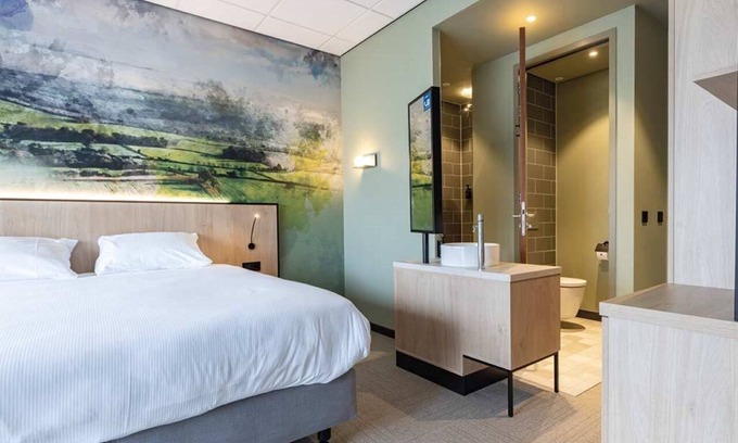 Marknesse House | Roomy Retreat with Balcony Perfect for Families Seeking a Quiet Stay