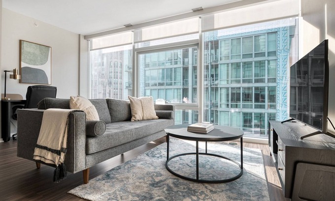 Streeterville Apartment | Roomy Streeterville 2BR w/Pool & Gym, nr Riverwalk, by Blueground