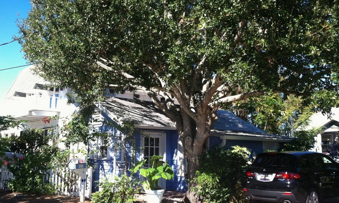 Stuart Cottage | Roonie's Periwinkle Cottage - waterfront- 2 bikes - downtown Stuart