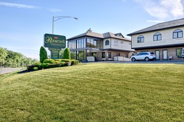 Ballston Spa House | Roosevelt Inn & Suites Lawn View Room