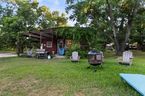 Prairie Lea House | Rooster House Countryside Pecan Farm 14ac SanMarcos