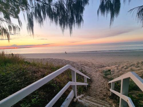 Urangan Apartment | Rosalynda- Luxury Beachfront 3 BR Townhouse