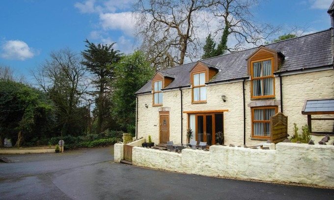 Llanddowror House | Rose Coach House - 3 Bedroom Cottage - Pendine