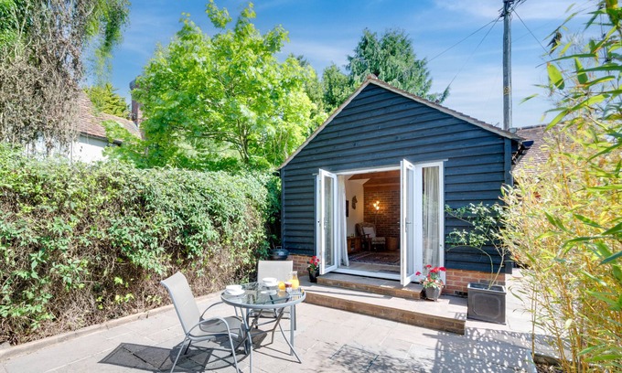 Maidstone House | Rose Cottage - One Bedroom House, Sleeps 2