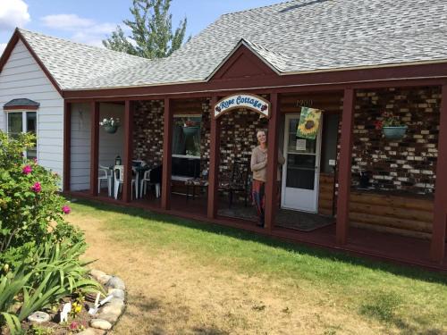 Valemount Bed & Breakfast | Rose Cottage Bed & Breakfast