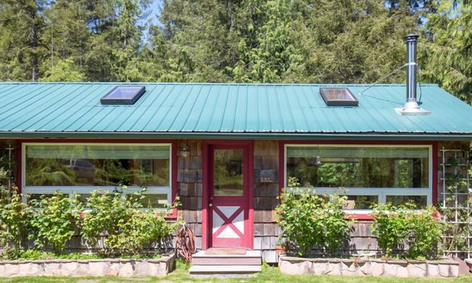 Sequim House | Rose Cottage - Charming bungalow with beautiful gardens