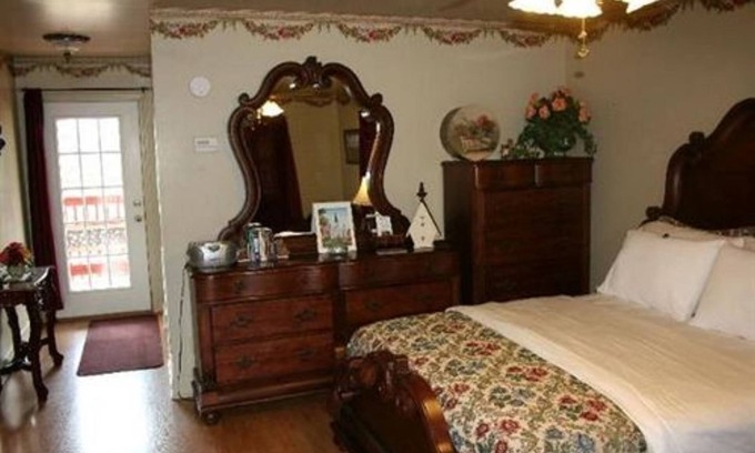 Gardner Cottage | Rose Cottage-Suite-Jetted Tub-Cottage-Balcony