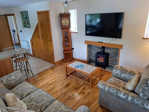 Trecynon House | Rose Cottage Trecynon Traditional 2 bed cottage Zip World Beacons Bike