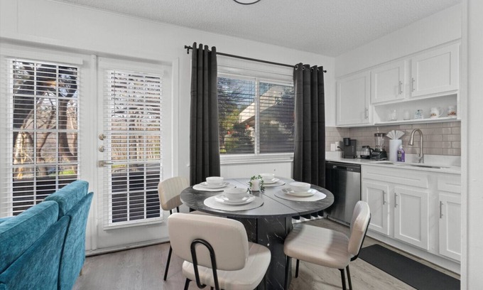 West Campus Apartment | Rose Game Suite | Walk to UT | Near DT| Sleeps 6!