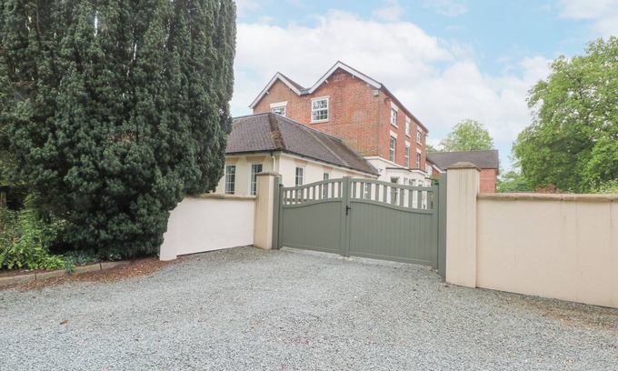Market Drayton Cottage | ROSEHILL MANOR, family friendly, with pool in Rosehill